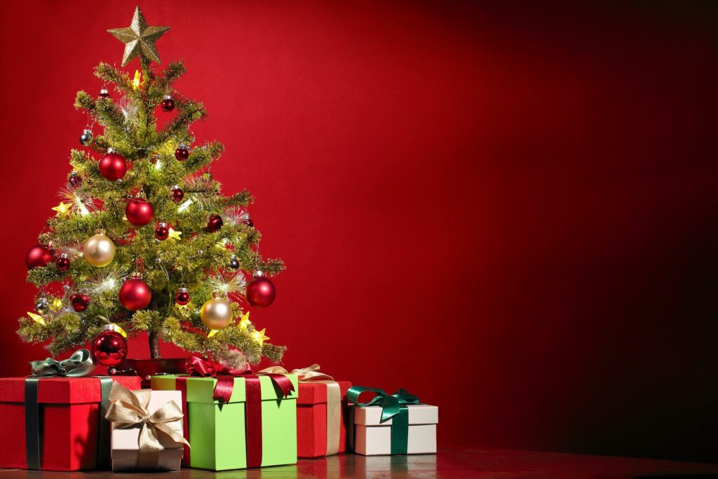 クリスマスの準備に欠かせないツリーとプレゼント